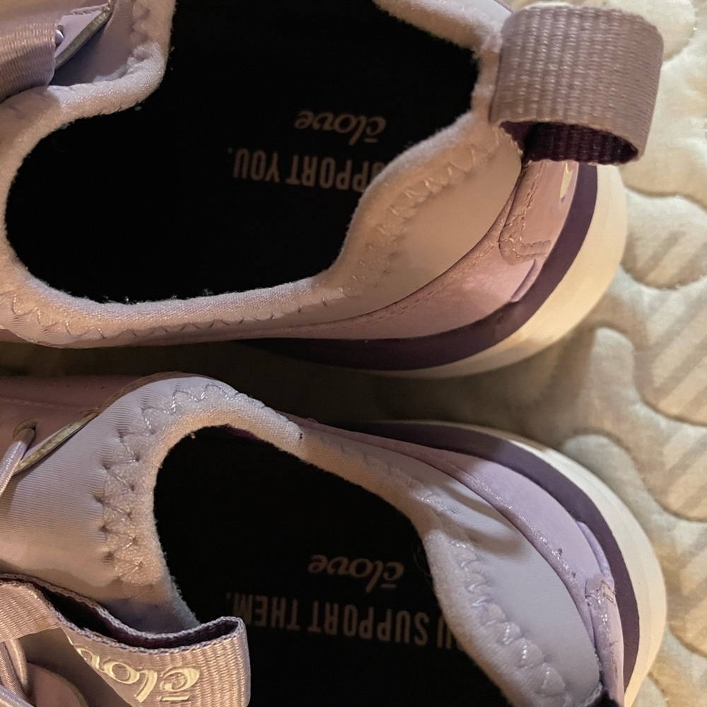 Lavender clove size 7 sneaker